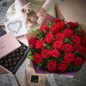 Valentines 24 Red Rose Gift Set 1